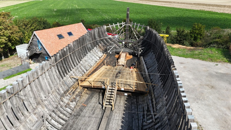 Vue du Jean-Bart, une réplique grandeur nature d'un navire de guerre de l'époque de Louis XIV, en cours de construction à Gravelines, dans le Nord, le 7 septembre 2026