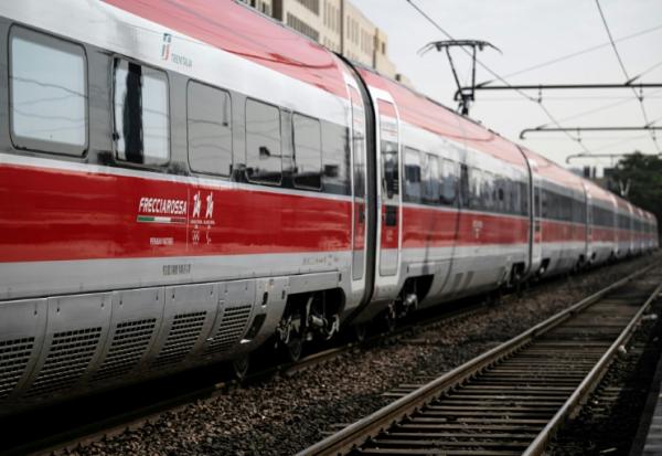Un train à grande vitesse Frecciarossa de la compagnie ferroviaire italienne Trenitalia à son arrivée à la gare de Marseille, le 13 juin 2025.
