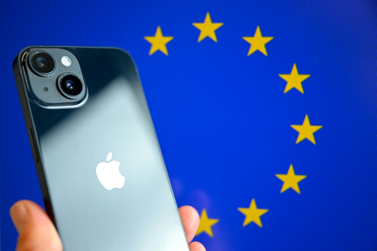 Un iPhone devant le drapeau européen, photo prise le 9 septembre 2024