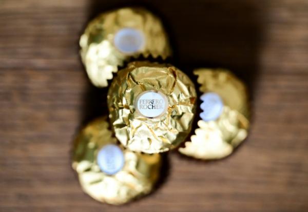 Des "Rochers" au chocolat, fabriqués par le groupe italien Ferrero, à Turin, le 15 avril 2026 