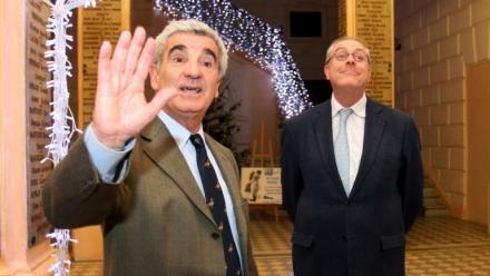 Le maire LR de Tarbes, Gérard Trémège (à gauche), à la mairie de la ville le 18 décembre 2013