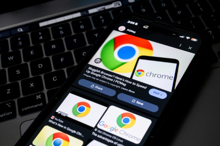 Dans cette photo d’illustration, des logos de Google Chrome sont affichés sur un écran de téléphone, le 21 novembre 2024 à Austin, au Texas