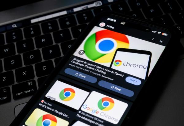 Dans cette photo d’illustration, des logos de Google Chrome sont affichés sur un écran de téléphone, le 21 novembre 2024 à Austin, au Texas