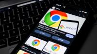 Dans cette photo d’illustration, des logos de Google Chrome sont affichés sur un écran de téléphone, le 21 novembre 2024 à Austin, au Texas