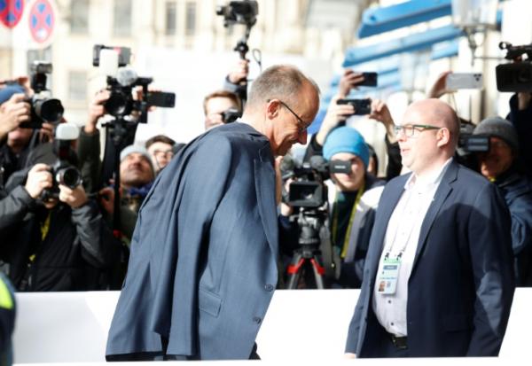 Le chancelier allemand Friedrich Merz arrive à l'hôtel Bayerischer Hof, lieu de la 62e Conférence de Munich sur la sécurité (MSC), le 13 février 2026 à Munich, en Allemagne