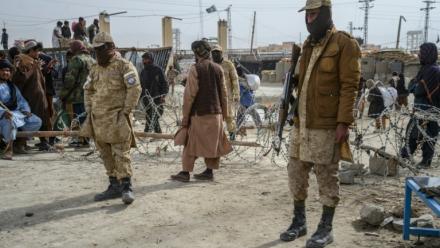 Des agents de sécurité talibans montant la garde près d'un poste-frontière entre l'Afghanistan et le Pakistan, dans le district de Spin Boldak, le 29 décembre 2025
