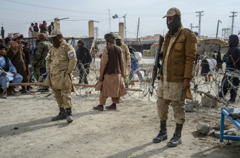 Des talibans près d'un poste-frontière entre l'Afghanistan et le Pakistan, dans le district de Spin Boldak, le 29 décembre 2025