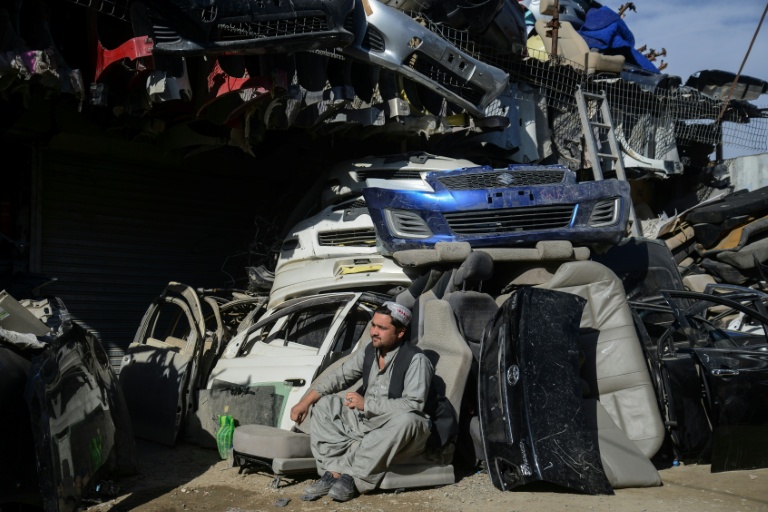 Un homme assis devant un commerce de pièces automobiles sur un marché près d'un poste-frontière entre l'Afghanistan et le Pakistan, dans le district de Spin Boldak, le 29 décembre 2025