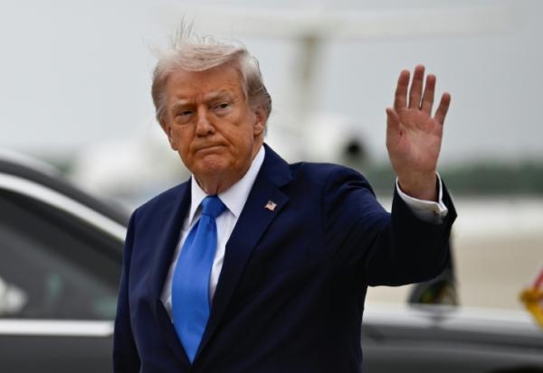 Le président américain Donald Trump salue des personnes à son arrivée à la base d'Andrews aux Etats-Unis, le 25 avril 2026