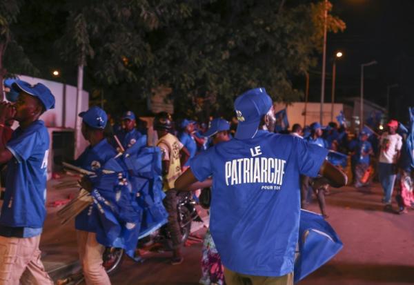 Des partisans du Parti Congolais du Travail (PCT) du président congolais Denis Sassou Nguesso célèbrent sa réélection à Brazzaville le 17 mars 2026