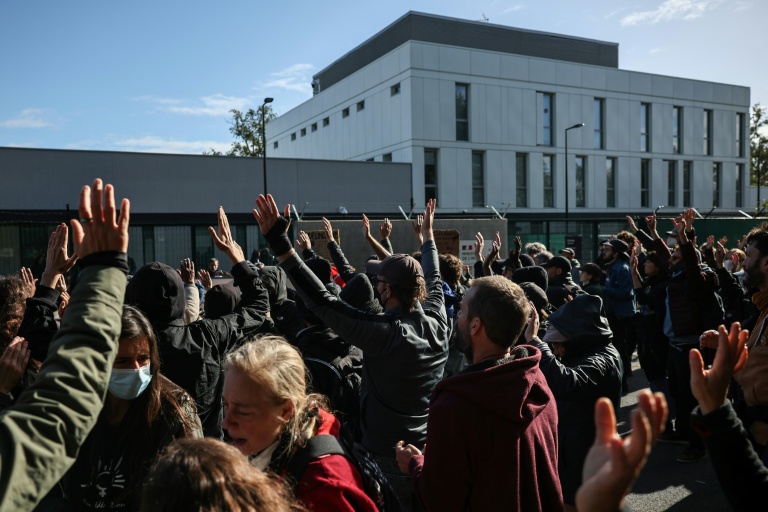 Des militants antifascistes rassemblés devant le centre de rétention administrative (CRA) d'Orléans, le 25 octobre 2026, alors que tient le congrès du RN