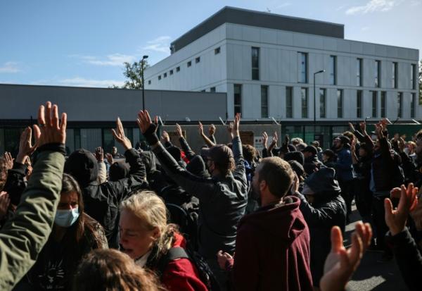 Des militants antifascistes rassemblés devant le centre de rétention administrative (CRA) d'Orléans, le 25 octobre 2026, alors que tient le congrès du RN