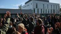 Des militants antifascistes rassemblés devant le centre de rétention administrative (CRA) d'Orléans, le 25 octobre 2026, alors que tient le congrès du RN