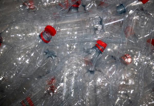 Industriels, élus, distributeurs et ONG sont reçus mardi matin pour discuter des modalités de mise en œuvre du plan plastique du gouvernement et de sa mesure la plus controversée, la consigne de la bouteille plastique pour recyclage