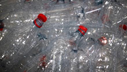 Industriels, élus, distributeurs et ONG sont reçus mardi matin pour discuter des modalités de mise en œuvre du plan plastique du gouvernement et de sa mesure la plus controversée, la consigne de la bouteille plastique pour recyclage