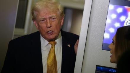 Le président Donald Trump s'adresse aux médias à bord d'Air Force One, alors qu'il se rend à Washington, le 4 janvier 2026