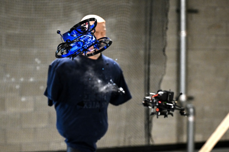 Des drones tournent autour d'un mannequin lors d'une démonstration sur la façon de neutraliser un tireur dans une école, organisée au siège de la start-up Campus Guardian Angel, le 8 mai 2026 à Austin, au Texas
