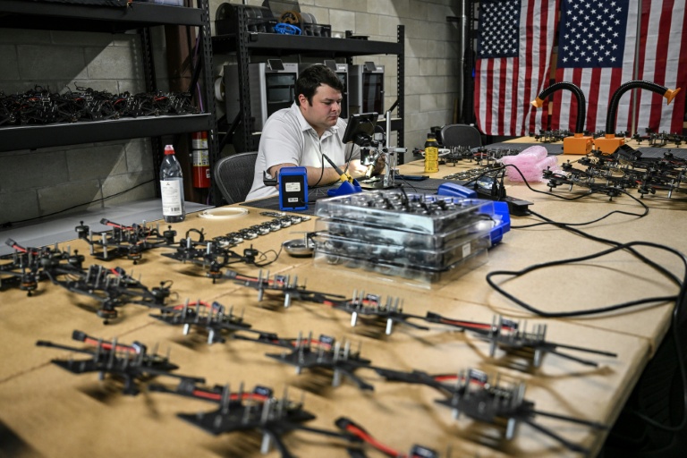 Un employé travaille sur un drone utilisé pour faire face aux fusillades dans les écoles , au siège de la startup Campus Guardian Angel, à Austin, le 8 mai 2026 au Texas