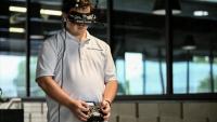 Un pilote manœuvre un drone lors d'une démonstration de neutralisation d'un tireur dans une école, au siège de la start-up Campus Guardian Angel, le 8 mai 2026, à Austin, au Texas