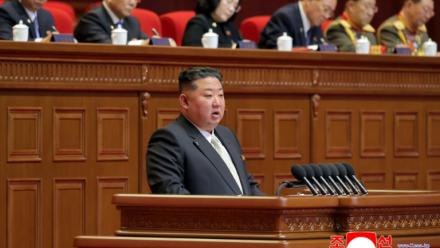 Photo prise le 19 février 2026 et publiée par l'agence de presse officielle nord-coréenne KCNA le 20 février,  montrant le dirigeant nord-coréen Kim Jong Un prononçant le discours d'ouverture du neuvième congrès du Parti des travailleurs, à Pyongyang