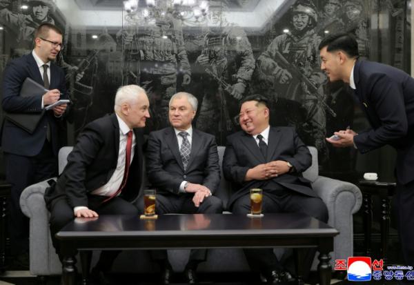 Photo prise le 26 avril 2026 et diffusée par l'agence de presse nord-coréenne KCNA montrant le dirigeant nord-coréen Kim Jong Un (2e d) en compagnie du président de la Douma russe, Viatcheslav Volodine (c), et du ministre russe de la Défense, Andreï Belooussov (2e g) à Pyongyang
