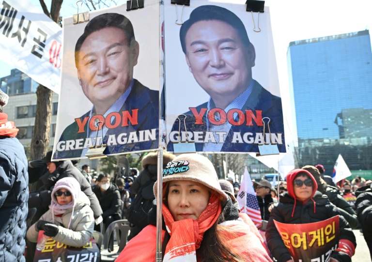 Une partisante de l’ancien président sud-coréen destitué Yoon Suk Yeol devant le tribunal du district central de Séoul, à Séoul, le 19 février 2026