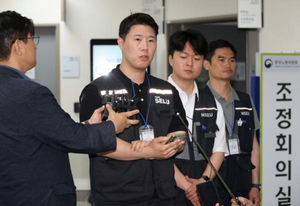 Choi Seung-ho (au centre), président du syndicat de Samsung Electronics, s'adresse aux journalistes à Sejong, en Corée du sud, le 20 mai 2026