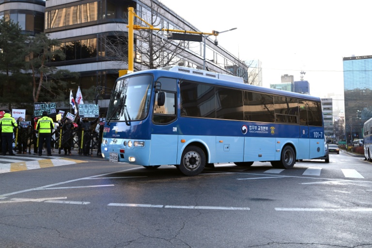 Un bus, transportant vraisemblablement l'ancien président sud-coréen destitué Yoon Suk Yeol, arrive au tribunal du district central de Séoul où doit se tenir son procès final pour insurrection, le 13 janvier 2026 