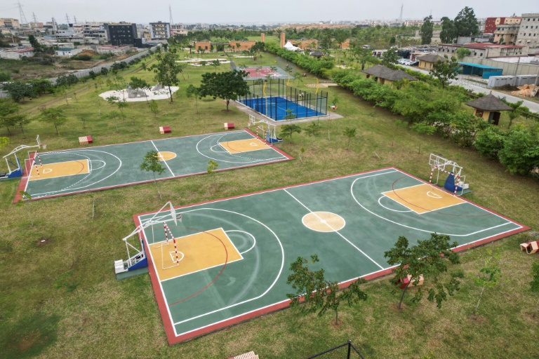 Vue aérienne, le 1er août 2025, d'une aire sportive du parc urbain d'Akouédo à Abidjan, construit sur le site d'une ancienne décharge