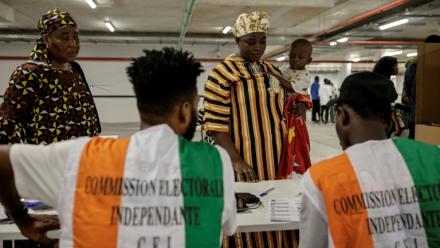Des représentants de la commission électorale supervisent les opérations de vote pour la présidentielle ivoirienne, à Abidjan le 25 octobre 2025