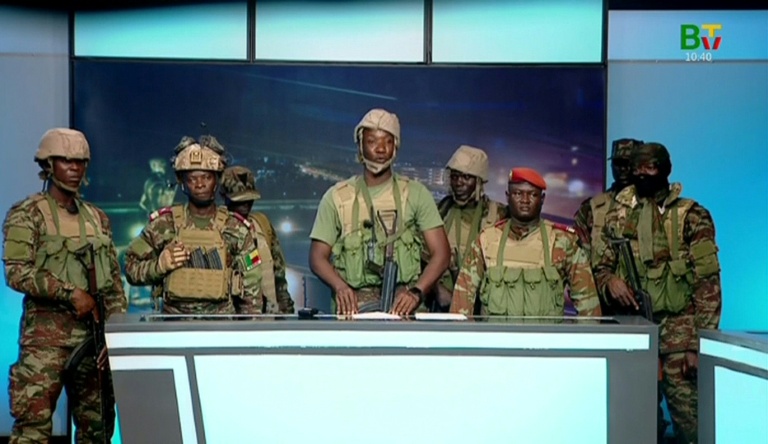 Capture d'image diffusée par Bénin TV, le 7 décembre 2025, montrant des militaires apparaissant à la télévision d'État à Cotonou, après une tentative de coup d'État présumée au Bénin