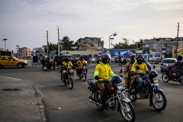 Des motos taxis dans une rue de Cotonou après que des militaires ont annoncé à la télévision publique avoir 