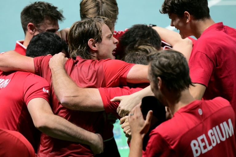 Les Belges savourent leur succès contre la France en Coupe Davis après le simple remporté par Zizou Bergs (au centre) face à Arthur Rinderknech, le 18 novembre 2025 à Bologne 