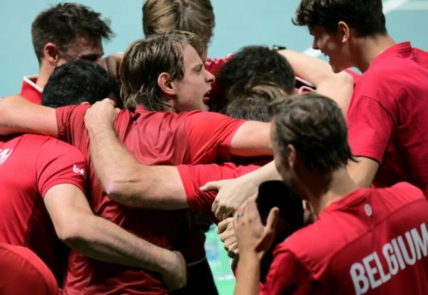 Les Belges savourent leur succès contre la France en Coupe Davis après le simple remporté par Zizou Bergs (au centre) face à Arthur Rinderknech, le 18 novembre 2025 à Bologne 