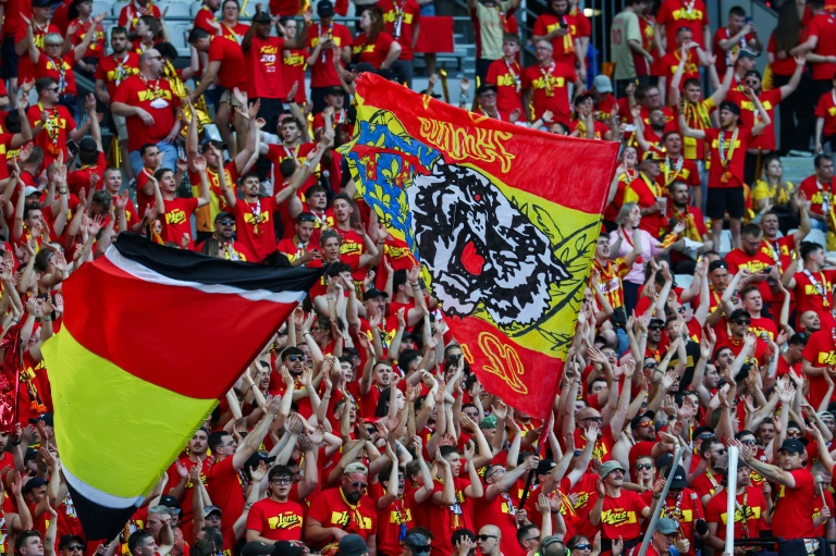 Des supporters de Lens rassemblés avant la finale de la Coupe de France opposant le RC Lens à l'OGC Nice au Stade de France, à Saint-Denis, le 22 mai 2026 en Seine-Saint-Denis