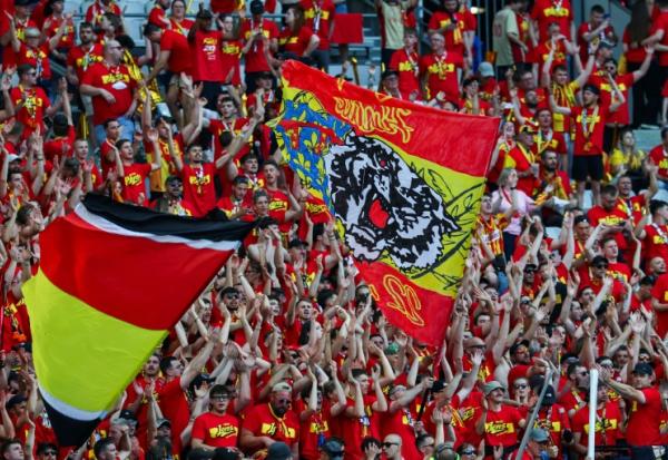 Des supporters de Lens rassemblés avant la finale de la Coupe de France opposant le RC Lens à l'OGC Nice au Stade de France, à Saint-Denis, le 22 mai 2026 en Seine-Saint-Denis