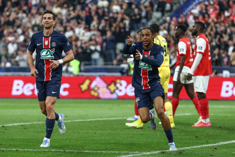 Bradley Barcola célèbre son deuxième but inscrit face à Reims, en finale de la Coupe de France, à Saint-Denis, le 24 mai 2025