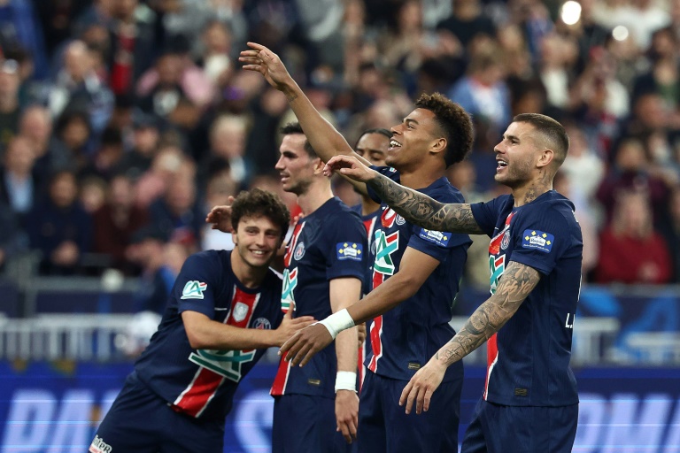 Les joueurs du PSG célèbrent leur victoire en finale de la Coupe de France face à Reims, à Saint-Denis, le 24 mai 2025