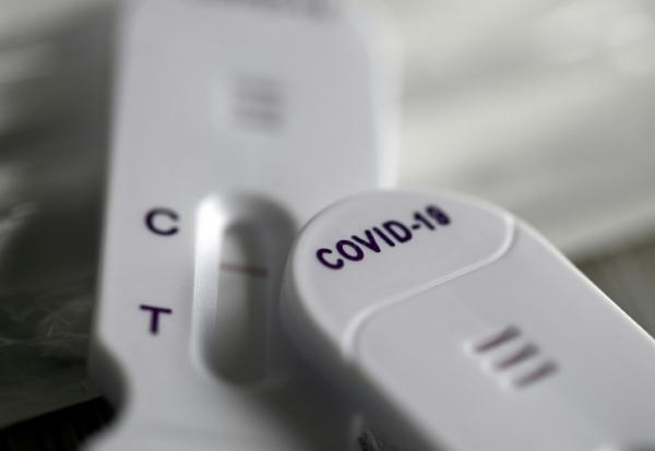 Un autotest au Covid-19, le 12 janvier 2022 à Rennes 