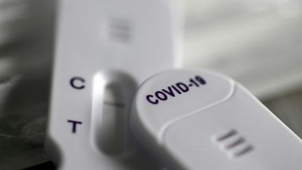 Un autotest au Covid-19, le 12 janvier 2022 à Rennes 