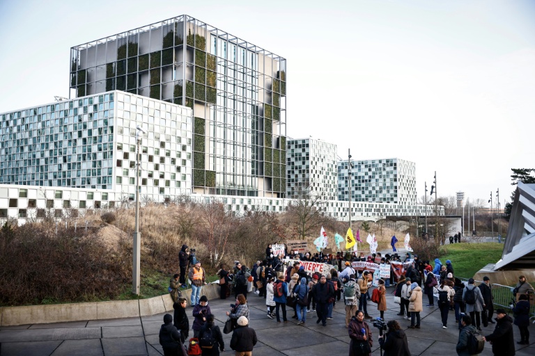 Des manifestants qui réclament la détention de l’ancien président philippin Rodrigo Duterte, rassemblés devant la Cour pénale internationale le 23 février 2026 à La Haye, aux Pays-Bas