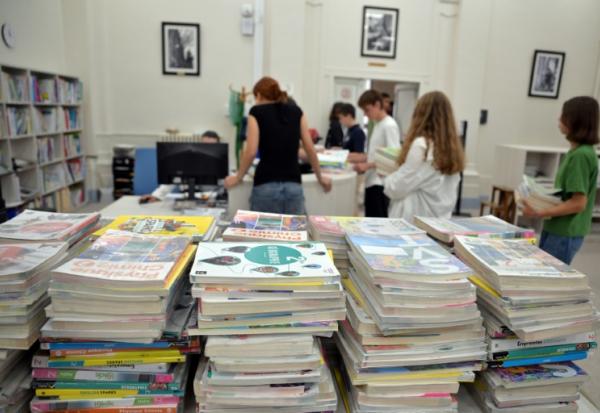 Plus de 500 professeurs, écrivains et éditeurs s'alarment du remplacement progressif en Ile-de-France des manuels scolaires par une plateforme numérique