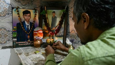 Suresh Patni, père d'Akash Patni, victime du crash du vol 171 d'Air India d'Air India, prie devant les portraits de son fils à son domicile d'Ahmedabad, le 8 novembre 2025 en Inde