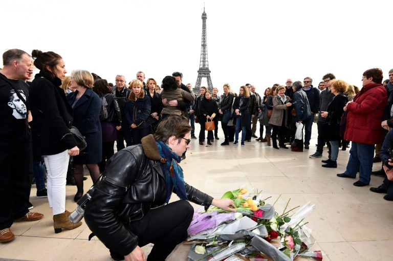 Les proches des victimes du crash d'hélicoptère pendant le trounage de l'émission