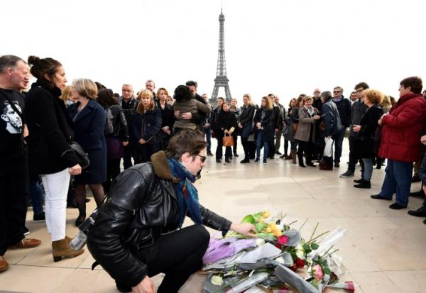 Les proches des victimes du crash d'hélicoptère pendant le trounage de l'émission"Dropped" en Argentine réunis pour un hommage deux ans après le drame, le 11 mars 2017, au Trocadero à Paris
