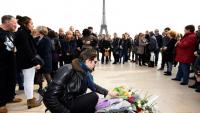 Les proches des victimes du crash d'hélicoptère pendant le trounage de l'émission"Dropped" en Argentine réunis pour un hommage deux ans après le drame, le 11 mars 2017, au Trocadero à Paris