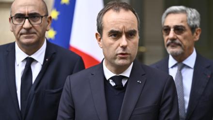 Le Premier ministre Sébastien Lecornu, au centre, s'exprime à l'issue d'une cellule interministérielle de crise, le 19 octobre 2026 à Paris