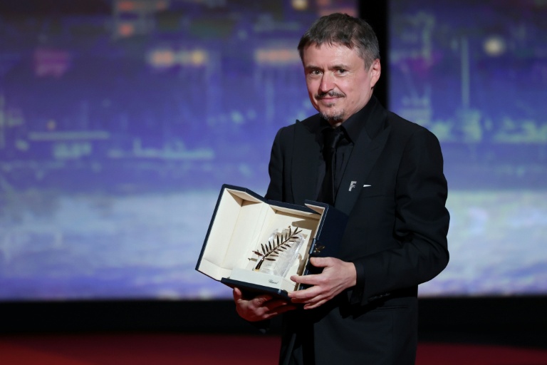 Cristian Mungiu remporte la Palme d'Or pour le film Fjord lors de la cérémonie de clôture de la 79e édition du Festival de Cannes, le 23 mai 2026