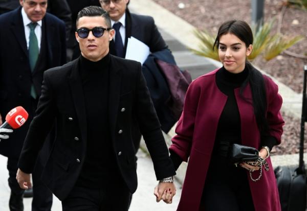 La star portugaise du football, Cristiano Ronaldo, arrive en compagnie de sa compagne espagnole Georgina Rodriguez pour assister à une audience judiciaire concernant une affaire d'évasion fiscale à Madrid, le 22 janvier 2019