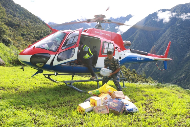 Des vivres sont acheminés par hélicoptère auprès des sinistrés dans le district de Rasuwa au Népal, le 1er septembre 2026